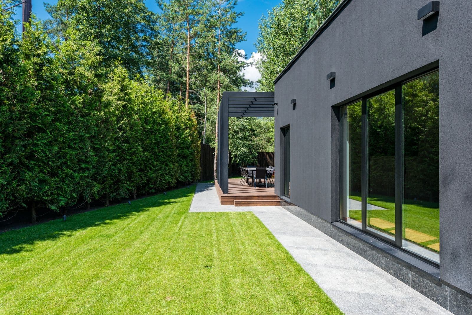 Fachada de casa moderna de dos niveles, imagen de referencia