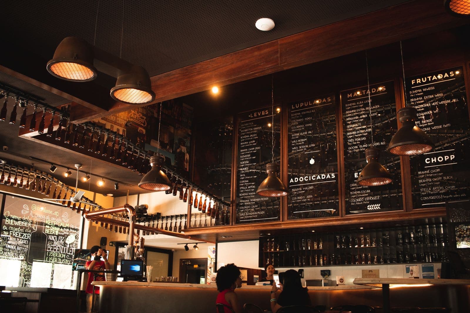 Interior cálido de restaurante con mesas puestas, imagen de referencia
