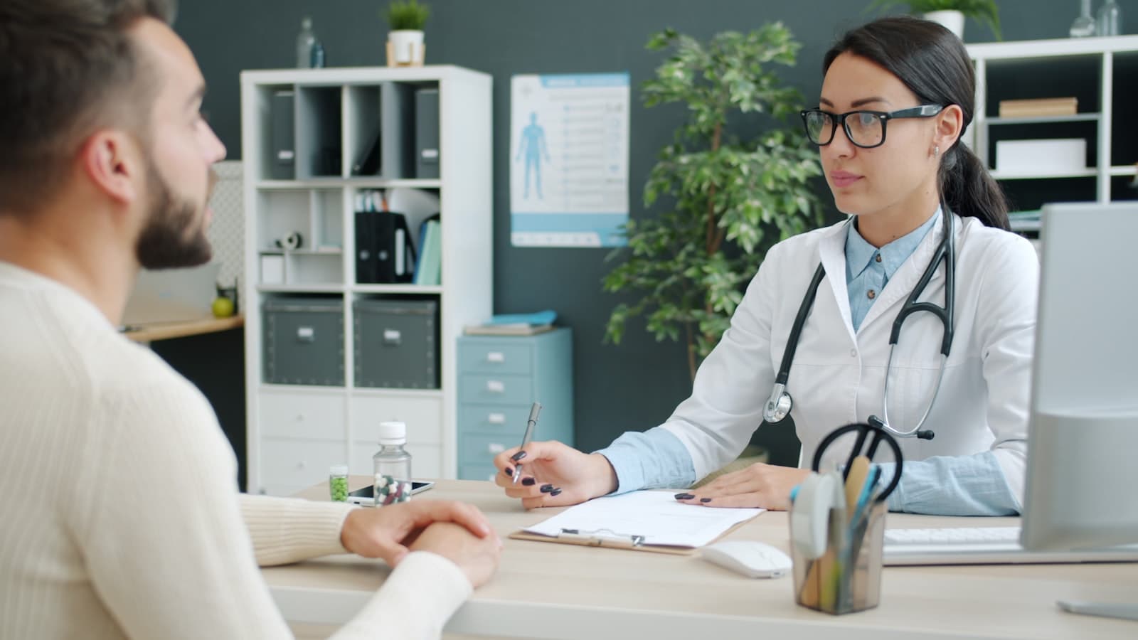 Médica revisando indicaciones con un paciente