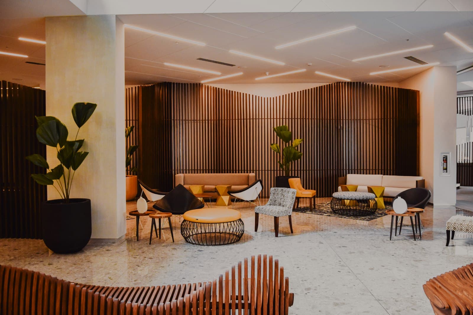 Lobby moderno de hotel boutique con áreas de descanso