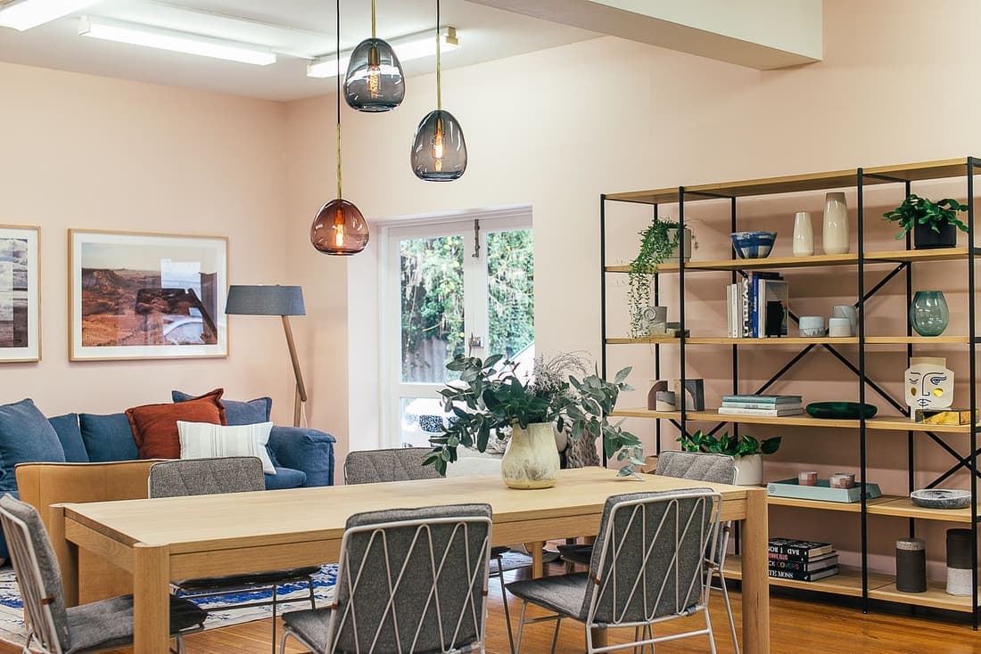Sala de estar moderna con luz natural, imagen de referencia
