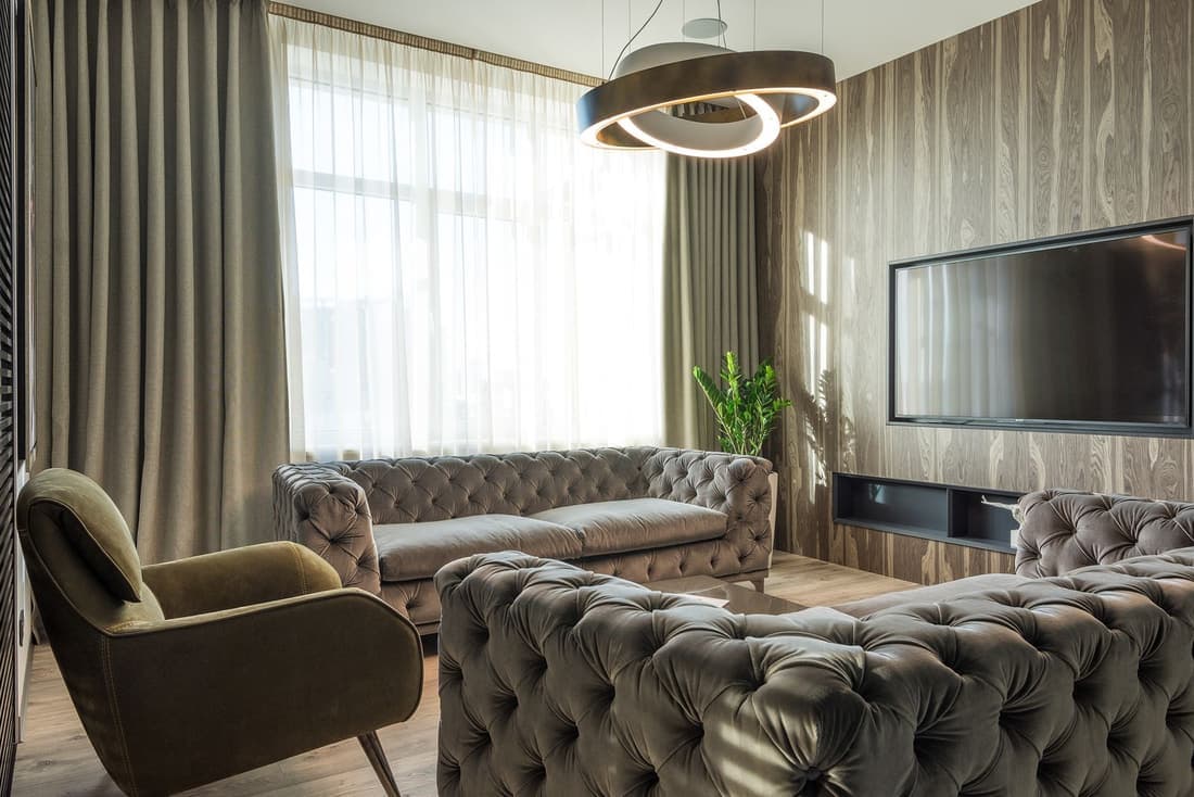 Sala de estar contemporánea con sillón y mesa de centro, imagen de referencia