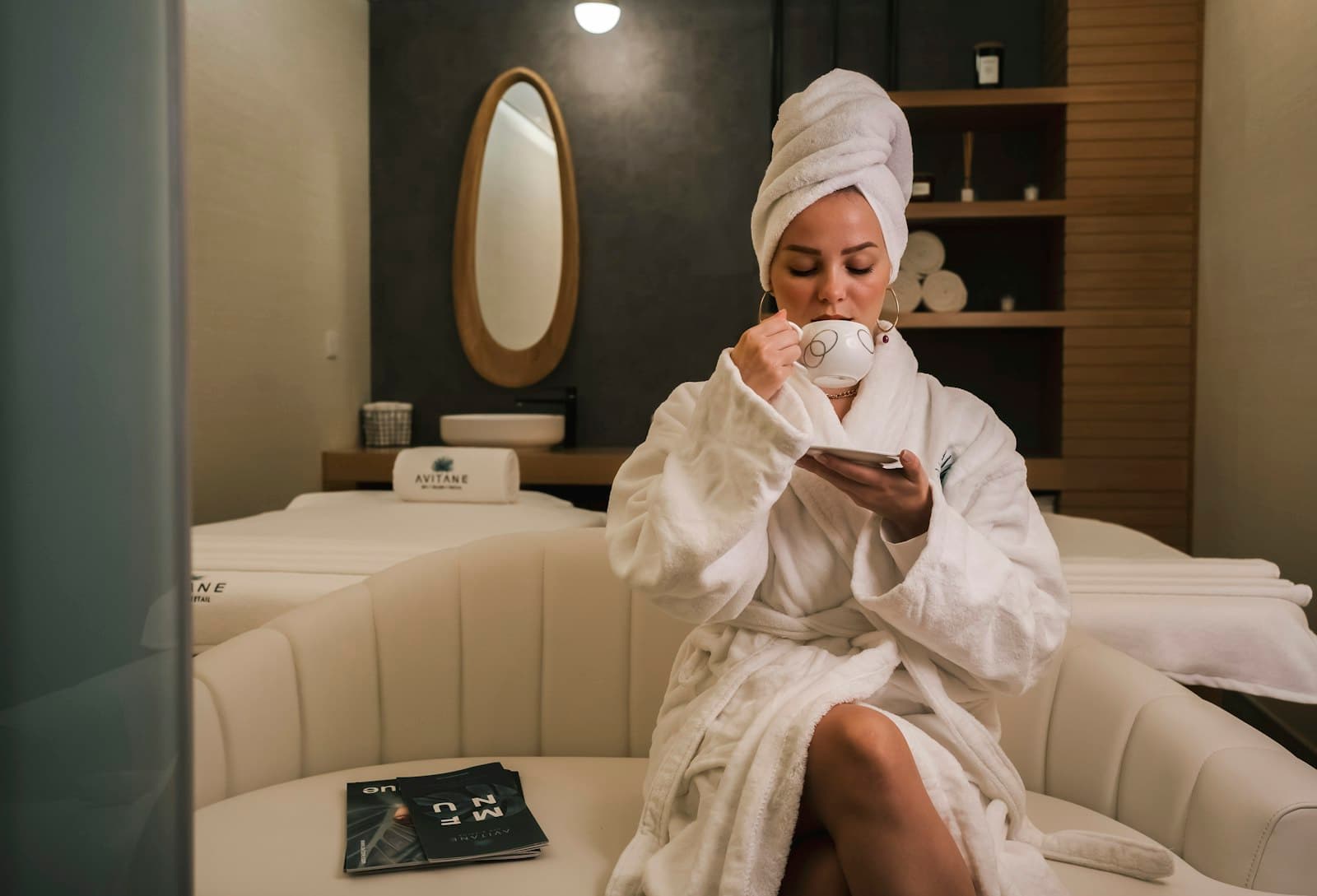 Clienta en bata relajándose en la sala de descanso del spa